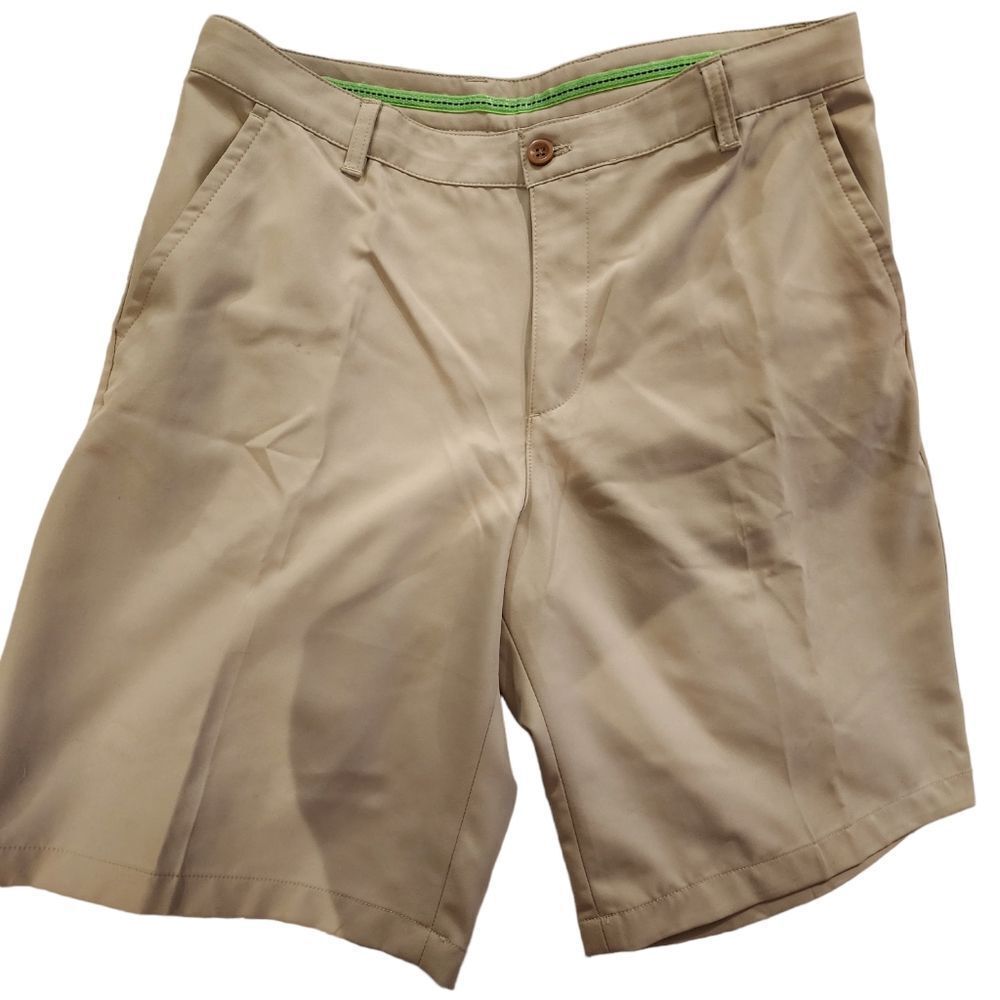 IZOD GOLF SHORTS MENS SZ 34. (509)